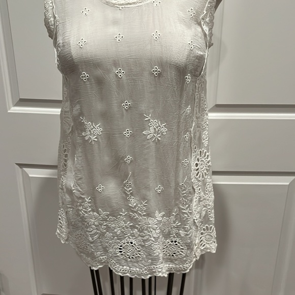 Johnny Was white embroidered/cut out tunic top size small - Picture 5 of 7